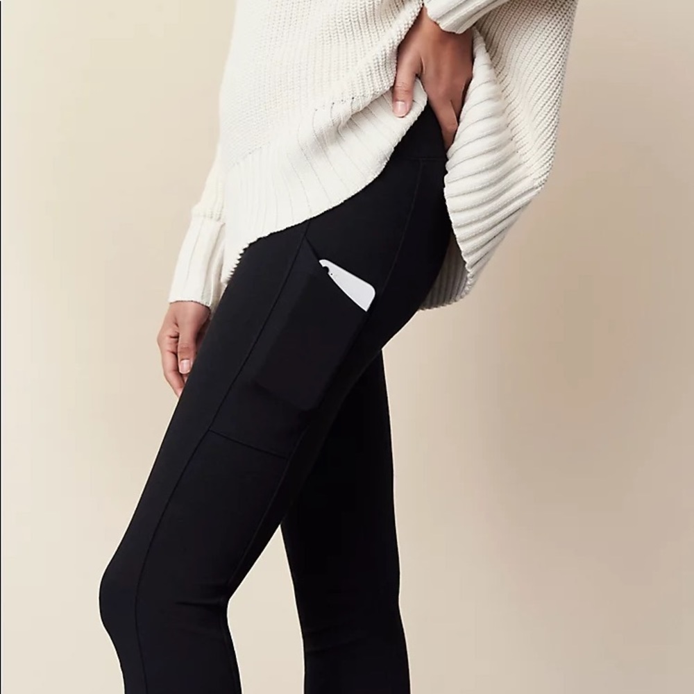 SOLD! Lou & Grey Side Pocket Ponte Leggings in Black